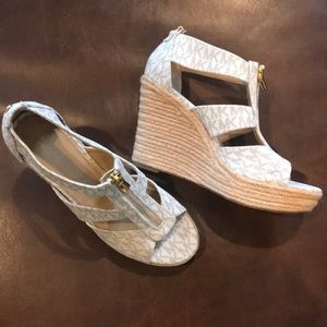 👡NBW‼️NWOT• MICHAEL KORS DAMITA WEDGE• SIZE 8👡
